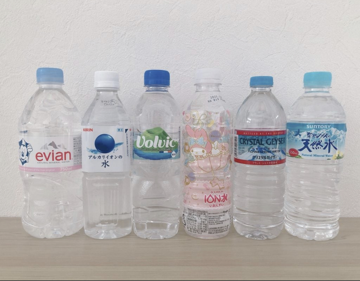 ６本の水のペットボトル